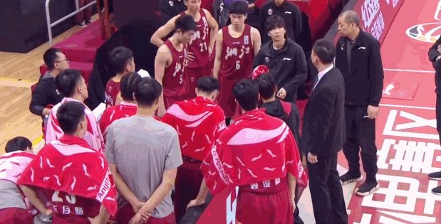 球队主帅组织了战术磋商会议