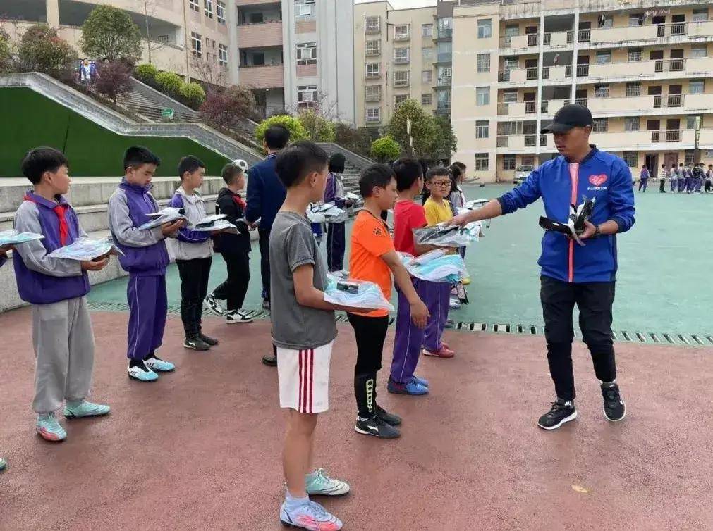 球队成员捐赠善款助力社会公益事业的简单介绍