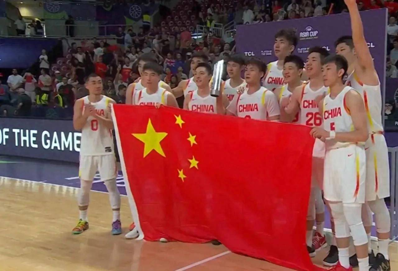 关于中国篮球联赛强队决战，在比赛中场面激烈的信息