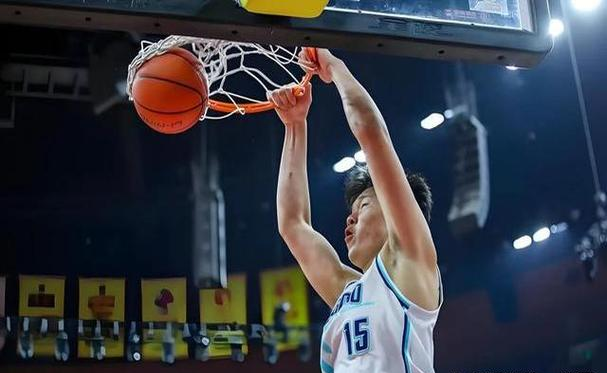 杨瀚森夏联G4再遇新课题被纯小球阵容打到软肋？的简单介绍
