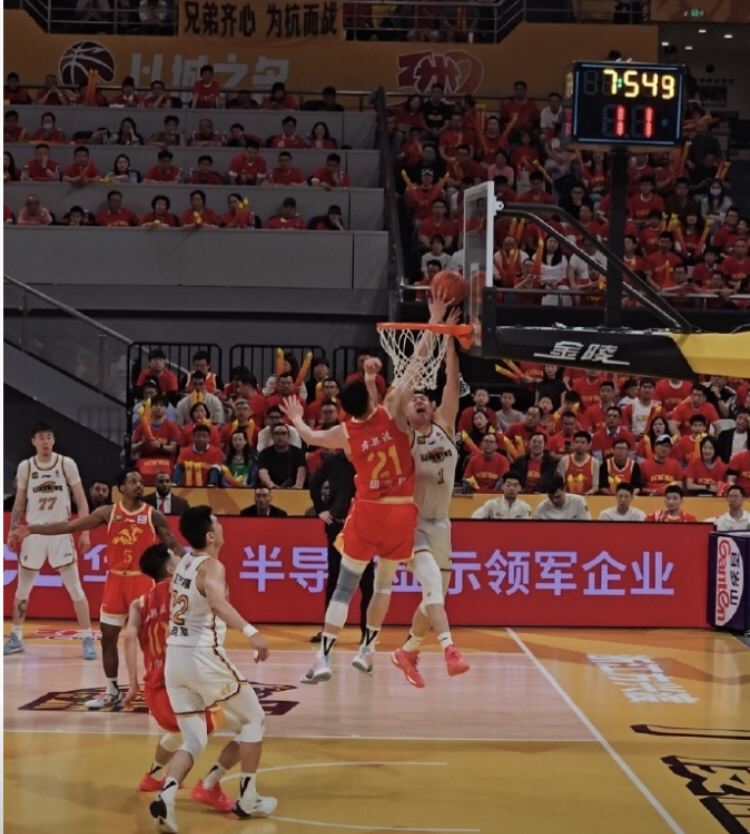 篮球赛场热血沸腾，强队争夺